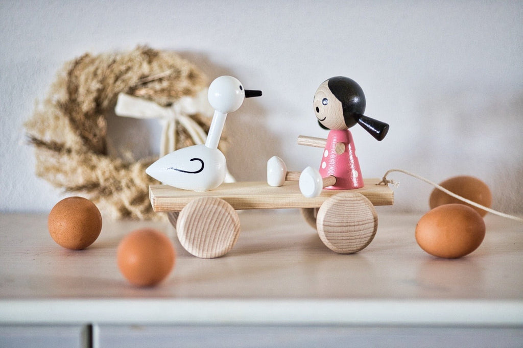 Girls with a Goose Pull Along toy. Dievčatko s húskou.