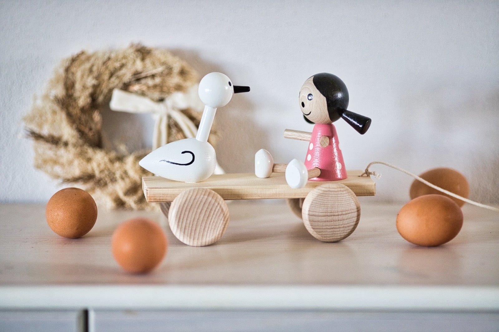 Girls with a Goose Pull Along toy. Dievčatko s húskou.