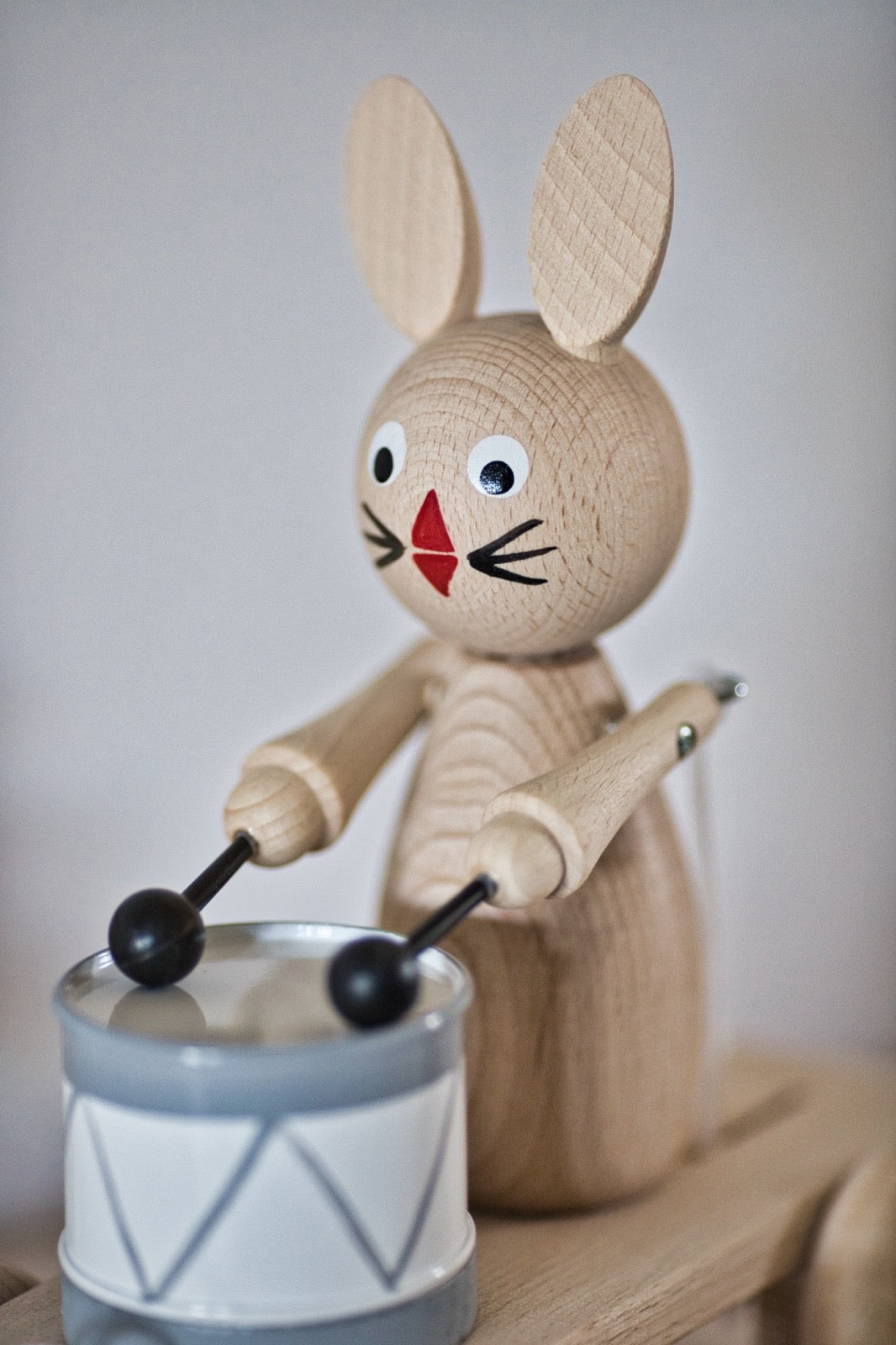 Pull Along Drummer Bunny Toy. Zajko s bubnom.