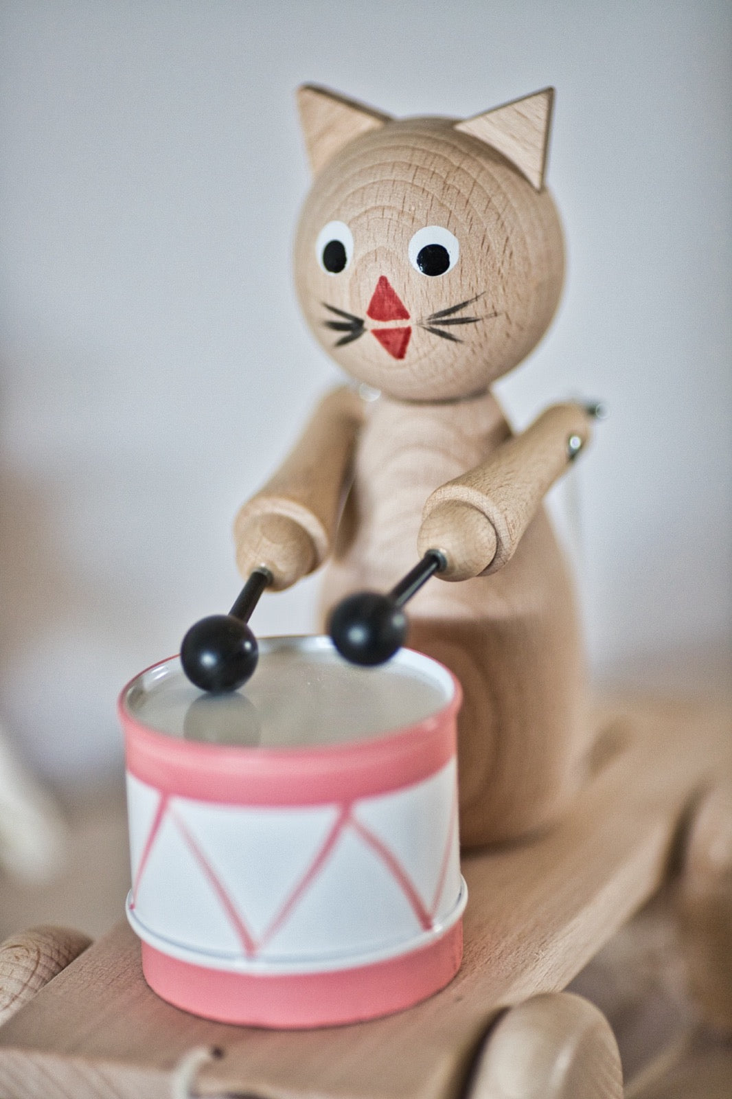 Pull Along Drummer Cat. Mačička s bubienkom. — view 2